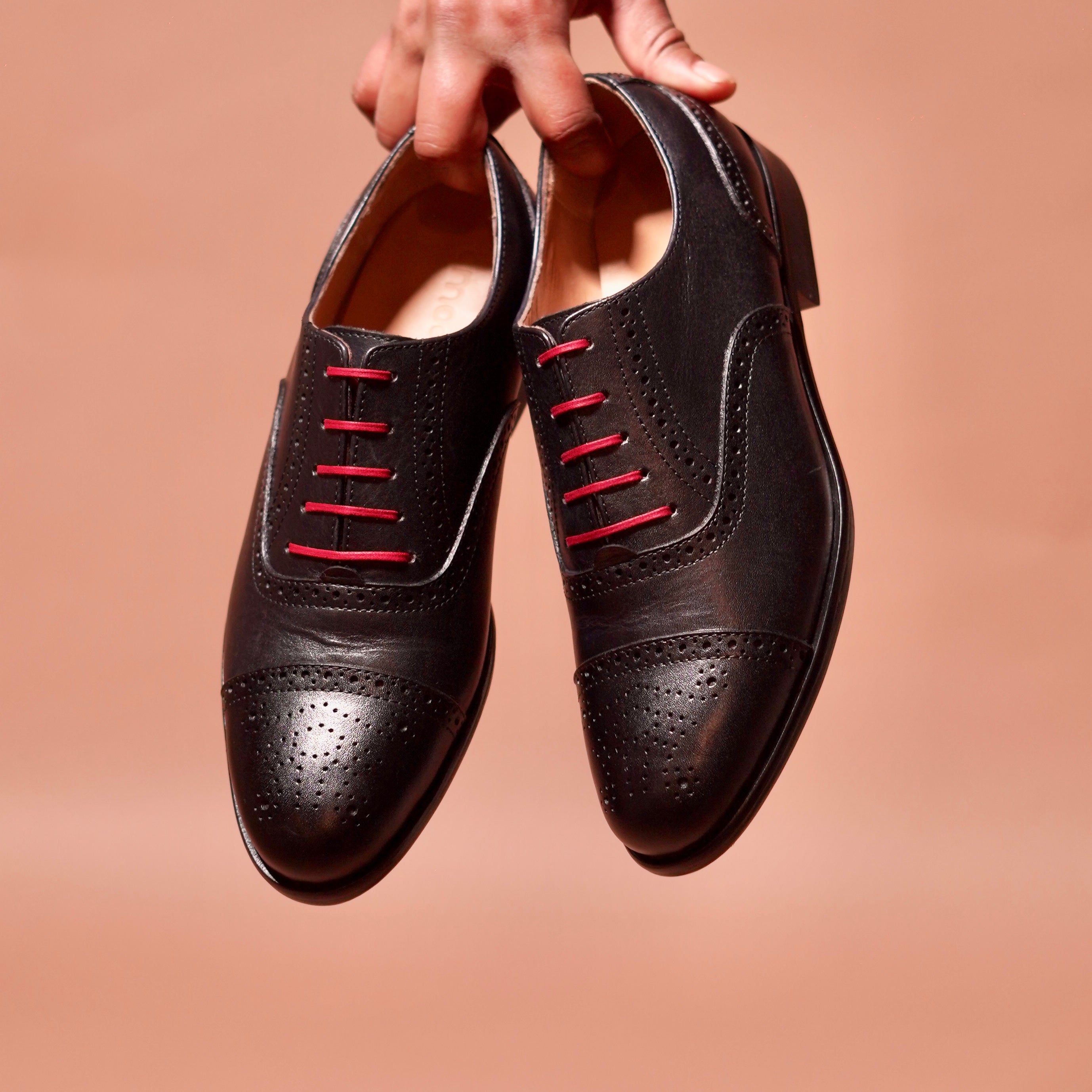 Assasino Rosso | Black cap-toe oxford brogue with bold red laces